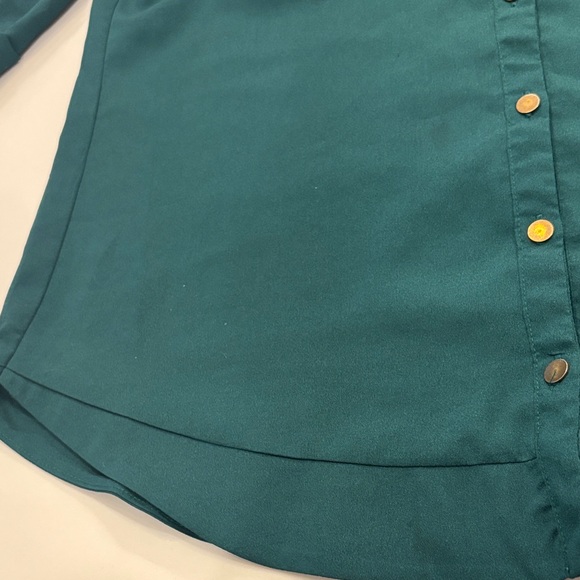 Elegant Hunter Green Button-Down Shirt for Women - Picture 7 of 9